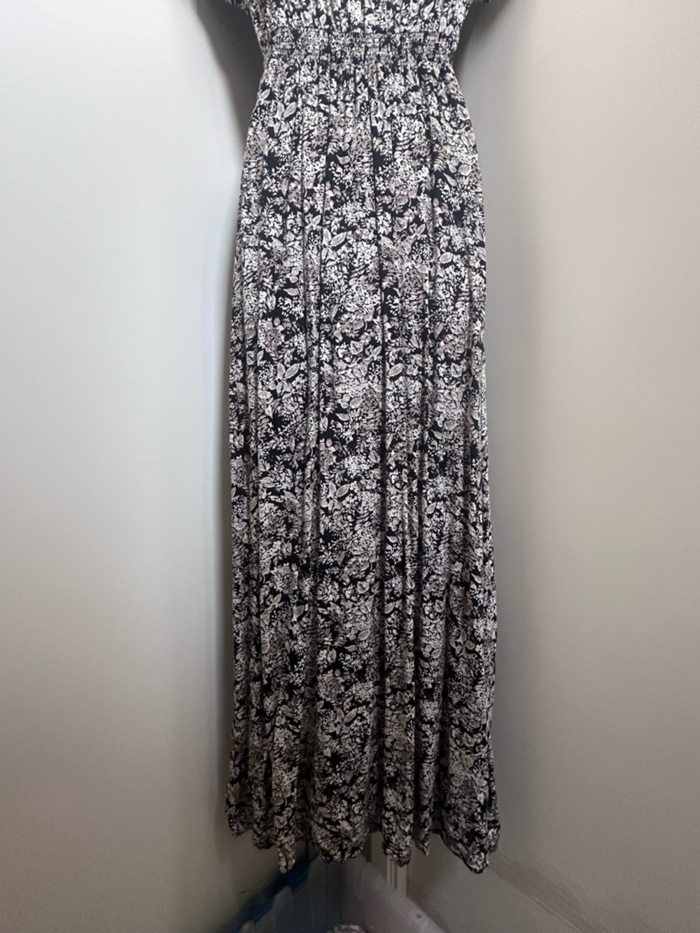 Pampelone Valentina Maxi Dress Black and Cream Floral V-Neck - Picture 8 of 12